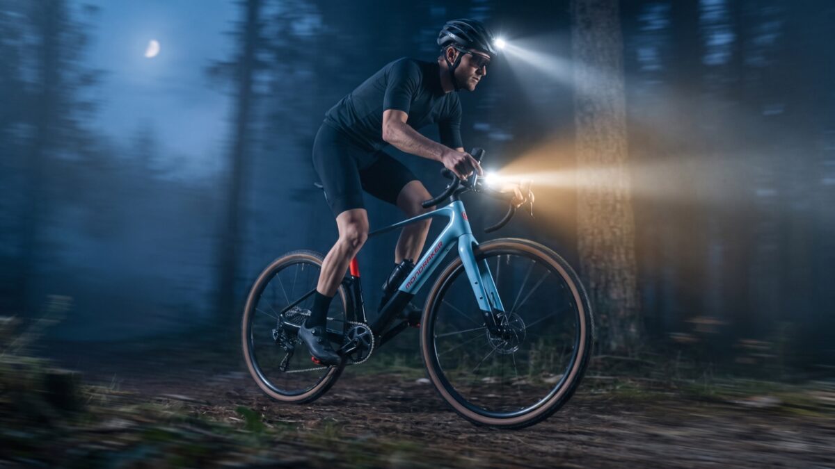 Nachtfahrt mit dem E-Gravelbike und Lampe im Nebelwald