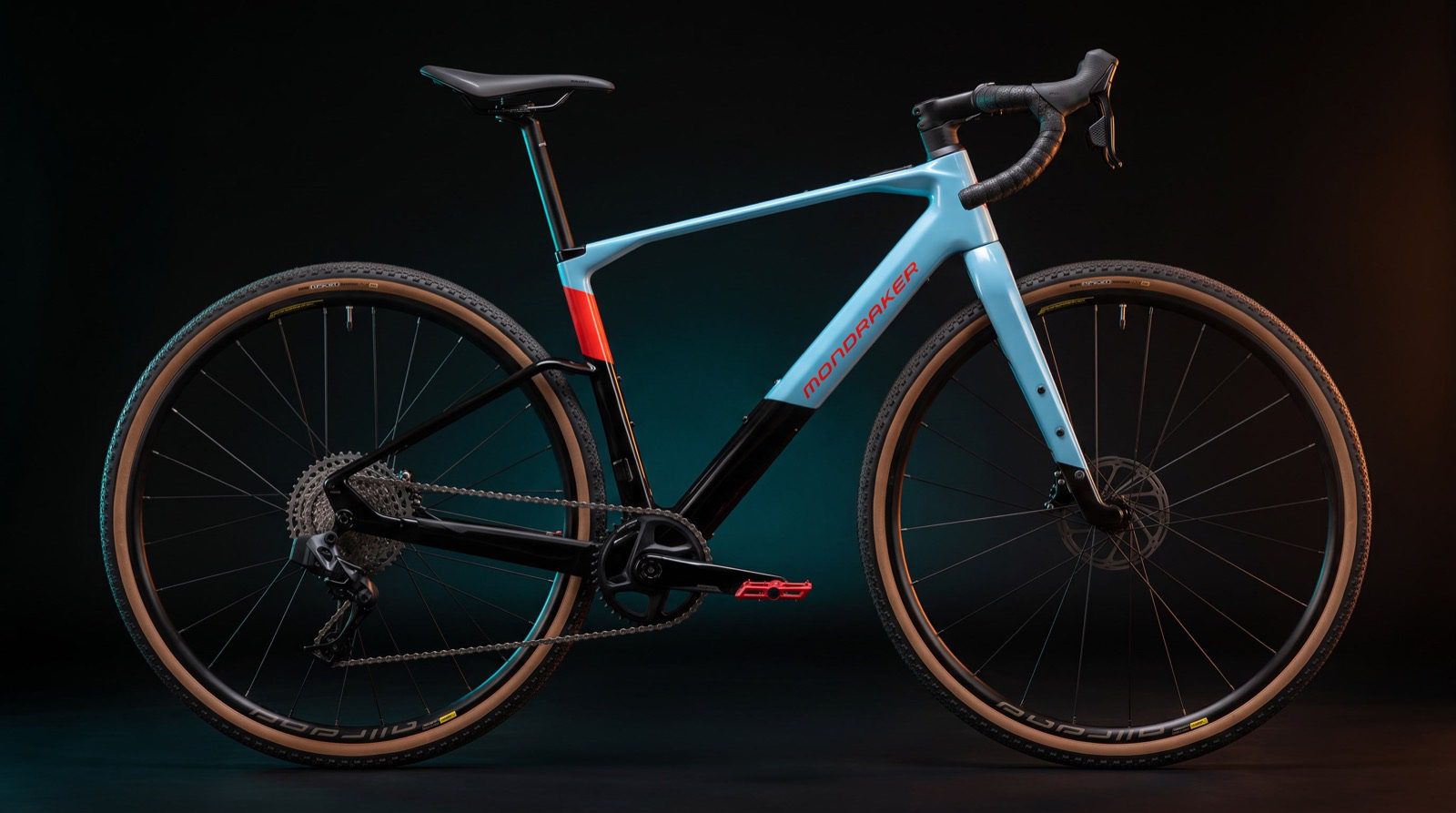 Mondraker Dusty RR in Seitenansicht vor dunklem Hintergrund