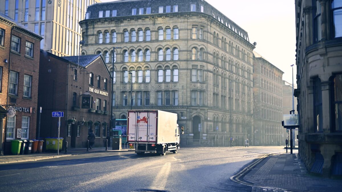 Ein Umzugswagen steht am Morgen vor einem Wohnhaus
