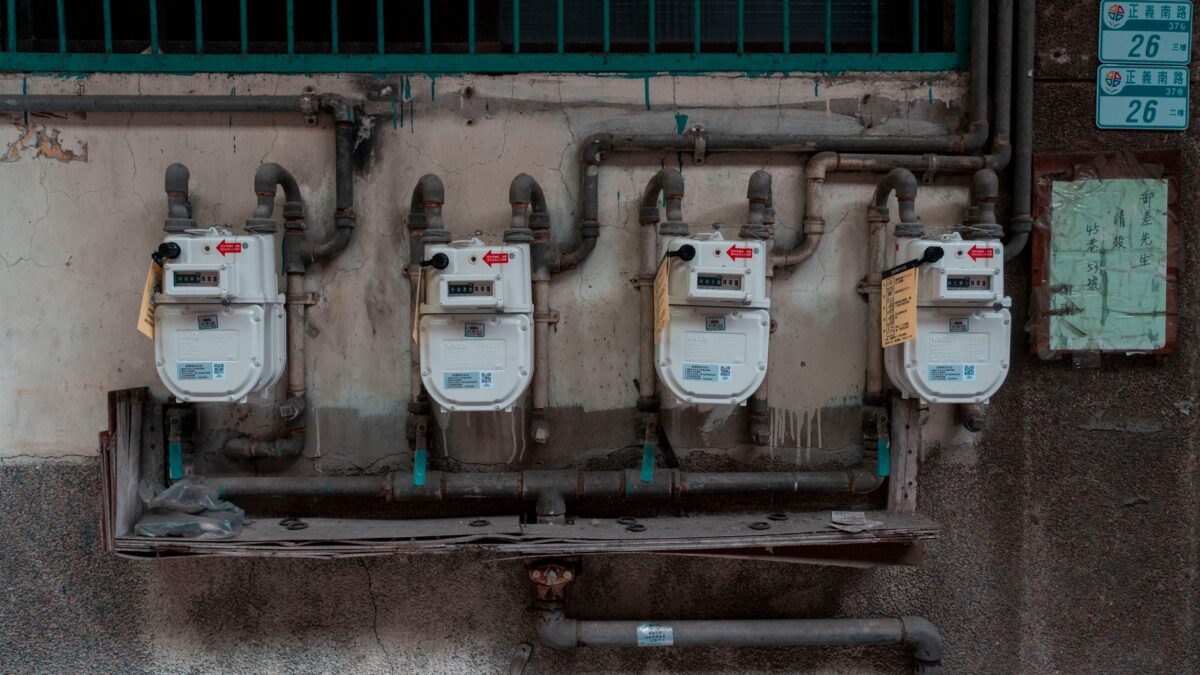 Gaszähler und Leitungen im Technikraum eines Gewerbebetriebs
