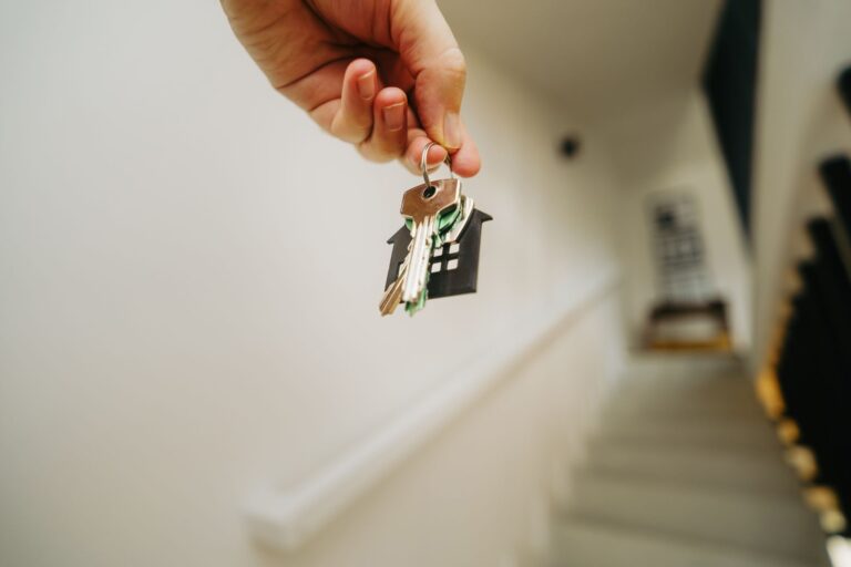 Wohnhaus mit Balkonen an einem Herbsttag als Symbol für eine Immobilienfinanzierung