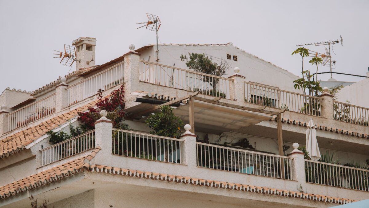 Überdachte Terrasse mit Holzkonstruktion an einem Wohnhaus