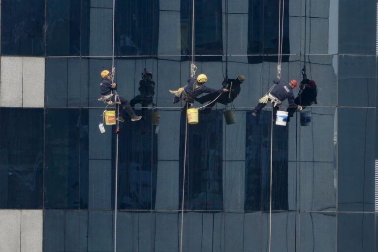 window cleaner 4593185 1280